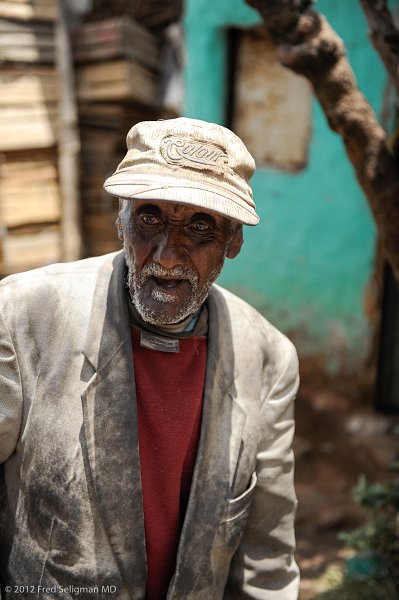 20120328_114247 Nikon D3S (4) 2x3.jpg - Old man on tough times